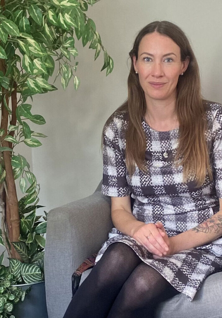 anna-teevan-profile-photo-therapist anna-teevan-profile-photo-therapist